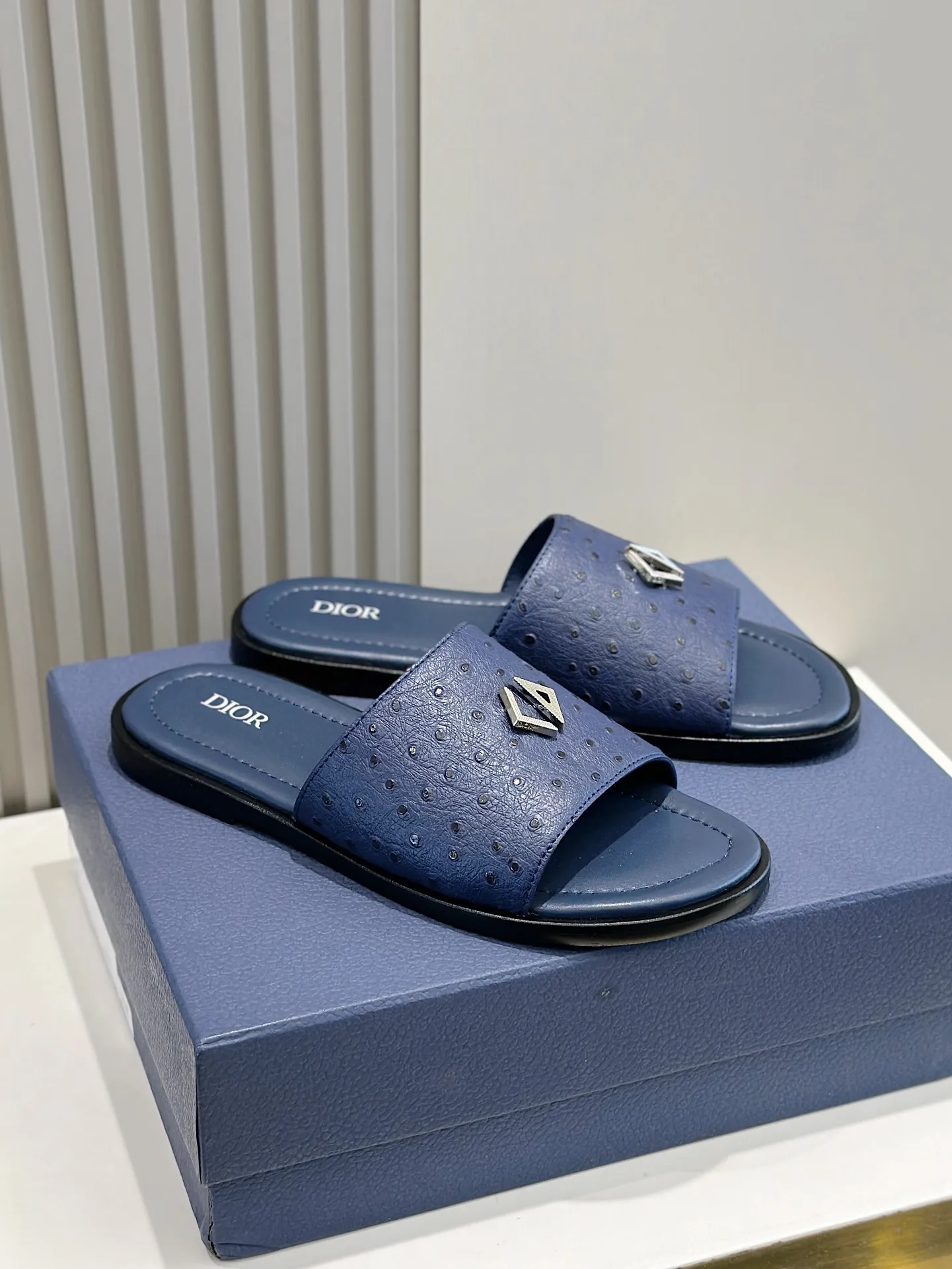 P320 [DIOR] Size 39-44 (38.45 custom-made) 2024ss Dior’s latest men’s slippers are a must-have. Dior Alias ​​Men's Genuine Leather Slippers This summer new Alias ​​sandal embodies a casual and elegant style. Carefully crafted from grained cow leather and Oblique printed fabric, with cowhide lining! Cross-strap design with metal-clad brass CD Diamond logo. The imported cowhide leather and rubber sole adds sophistication and comfort, while Oblique print-effect anti-slip panels add style.